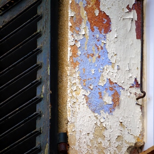 Angle de fenêtre à la peinture écaillée et volet - France  - collection de photos clin d'oeil, catégorie rues